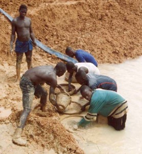 Diamonds - Sierra_Leone_miners_panning